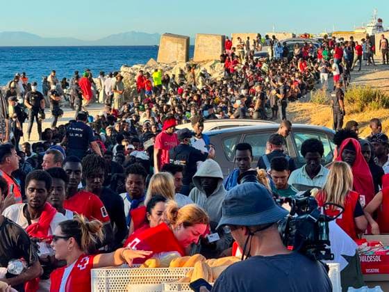An NGO in Ceuta has distributed more than 12,000 meals to migrants since the mass influx; the Red Cross and the organization Sur Sur are distributing basic food supplies, as of August 3, 2026, in Ceuta, Spain. The Ceuta-based NGO Luna Blanca has distributed more than 12,000 meals in recent days to migrants who entered the city during the mass influx from Morocco. On Sunday alone, the organization’s staff and volunteers distributed food to more than 4,500 people, according to information provided by the NGO to Europa Press on Monday, August 3, 2026. MIGRANTS NGO VOLUNTEERS LUNA BLANCA FOOD PALLETS DONATIONS Ivá Ceuta Ceuta, Spain Copyright: xIvanxZambranox xEuropaxPressx 7700801