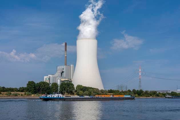 Extremer Niedrigwasser Stand am Rhein, nach dem trockensten und wärmsten Juli, seit der Wetteraufzeichnung, Pegel Rekord Tiefststand, fallen die Ufer trocken, die Schifffahrt kann nur mit verringerter Ladung und Geschwindigkeit fahren, Duisburg-Walsum, Fähranleger der Auto- und Personenfähre von Orsoy nach Walsum, STEAG Heizkraftwerk Walsum, NRW, Deutschland Rhein Niedrigwasser