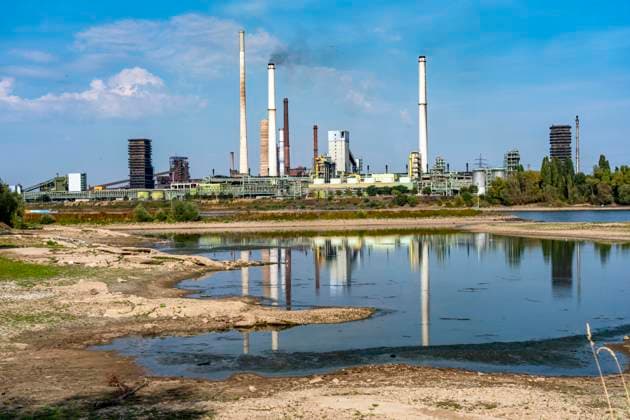 Extremes Niedrigwasser, hier beim Thyssenkrupp Steel Stahlwerk in Duisburg-Marxloh, durch den niedrigen Rheinpegel haben sich Sandbänke gebildet, Frachter können nur mit reduzierter Ladung fahren, das TKS Stahlwerk hat seine Produktion verringert, da nicht mehr genug Rohstoffe für die Stahlindustrie geliefert werden können,Rheinpegel DU-Ruhrort bei 149 cm, tiefster jemals gemessener Pegel, Tendenz fallend, Duisburg, NRW, Deutschland Niedrigwasser Rhein