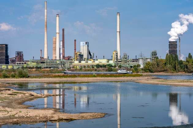 Extremes Niedrigwasser, hier beim Thyssenkrupp Steel Stahlwerk in Duisburg-Marxloh, durch den niedrigen Rheinpegel haben sich Sandbänke gebildet, Frachter können nur mit reduzierter Ladung fahren, das TKS Stahlwerk hat seine Produktion verringert, da nicht mehr genug Rohstoffe für die Stahlindustrie geliefert werden können,Rheinpegel DU-Ruhrort bei 149 cm, tiefster jemals gemessener Pegel, Tendenz fallend, Duisburg, NRW, Deutschland Niedrigwasser Rhein