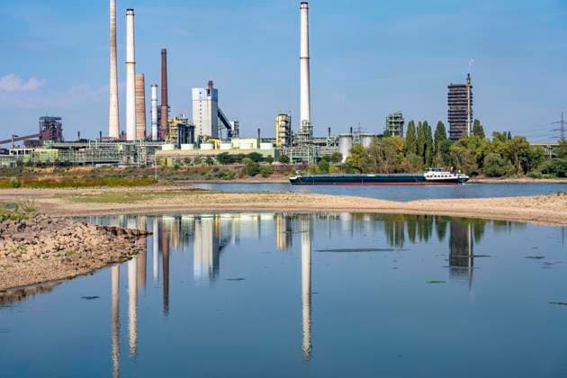Extremes Niedrigwasser, hier beim Thyssenkrupp Steel Stahlwerk in Duisburg-Marxloh, durch den niedrigen Rheinpegel haben sich Sandbänke gebildet, Frachter können nur mit reduzierter Ladung fahren, das TKS Stahlwerk hat seine Produktion verringert, da nicht mehr genug Rohstoffe für die Stahlindustrie geliefert werden können,Rheinpegel DU-Ruhrort bei 149 cm, tiefster jemals gemessener Pegel, Tendenz fallend, Duisburg, NRW, Deutschland Niedrigwasser Rhein