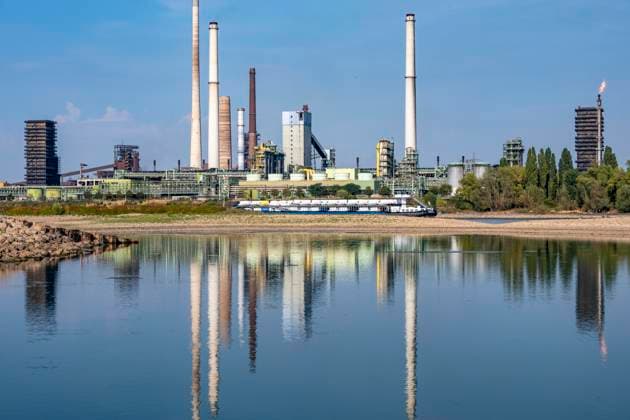 Extremes Niedrigwasser, hier beim Thyssenkrupp Steel Stahlwerk in Duisburg-Marxloh, durch den niedrigen Rheinpegel haben sich Sandbänke gebildet, Frachter können nur mit reduzierter Ladung fahren, das TKS Stahlwerk hat seine Produktion verringert, da nicht mehr genug Rohstoffe für die Stahlindustrie geliefert werden können,Rheinpegel DU-Ruhrort bei 149 cm, tiefster jemals gemessener Pegel, Tendenz fallend, Duisburg, NRW, Deutschland Niedrigwasser Rhein