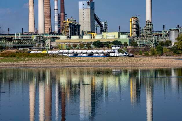 Extremes Niedrigwasser, hier beim Thyssenkrupp Steel Stahlwerk in Duisburg-Marxloh, durch den niedrigen Rheinpegel haben sich Sandbänke gebildet, Frachter können nur mit reduzierter Ladung fahren, das TKS Stahlwerk hat seine Produktion verringert, da nicht mehr genug Rohstoffe für die Stahlindustrie geliefert werden können,Rheinpegel DU-Ruhrort bei 149 cm, tiefster jemals gemessener Pegel, Tendenz fallend, Duisburg, NRW, Deutschland Niedrigwasser Rhein