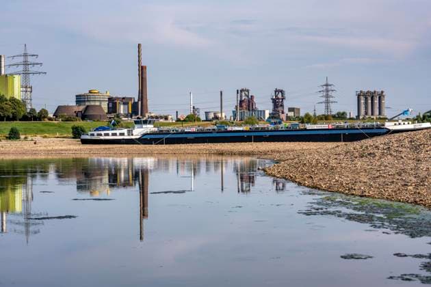 Extremes Niedrigwasser, hier beim Thyssenkrupp Steel Stahlwerk in Duisburg-Marxloh, durch den niedrigen Rheinpegel haben sich Sandbänke gebildet, Frachter können nur mit reduzierter Ladung fahren, das TKS Stahlwerk hat seine Produktion verringert, da nicht mehr genug Rohstoffe für die Stahlindustrie geliefert werden können,Rheinpegel DU-Ruhrort bei 149 cm, tiefster Pegelstand der je gemessen wurde, Tendenz fallend, Hochofen, Duisburg, NRW, Deutschland Niedrigwasser Rhein
