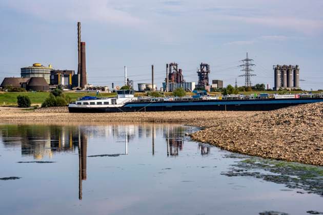 Extremes Niedrigwasser, hier beim Thyssenkrupp Steel Stahlwerk in Duisburg-Marxloh, durch den niedrigen Rheinpegel haben sich Sandbänke gebildet, Frachter können nur mit reduzierter Ladung fahren, das TKS Stahlwerk hat seine Produktion verringert, da nicht mehr genug Rohstoffe für die Stahlindustrie geliefert werden können,Rheinpegel DU-Ruhrort bei 149 cm, tiefster Pegelstand der je gemessen wurde, Tendenz fallend, Hochofen, Duisburg, NRW, Deutschland Niedrigwasser Rhein