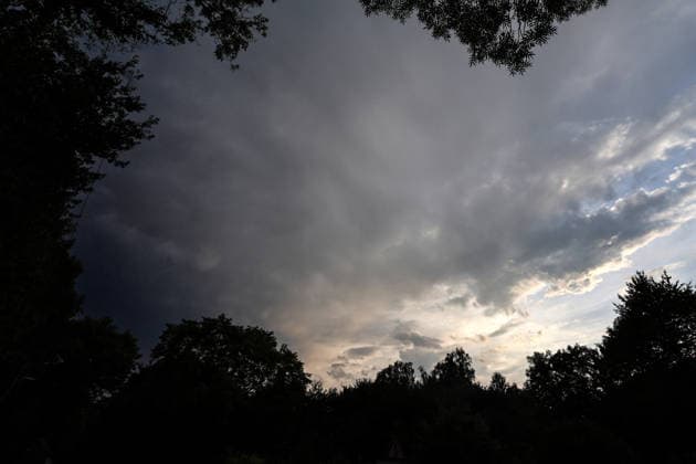 Starke Gewitter in der Stadt Vororte von Essen während einer starken Gewitterlage während einer Hitzewelle und laufender Warnung vor einem Unwetter aus Richtung Südwest.
