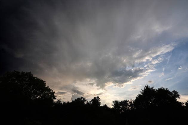 Starke Gewitter in der Stadt Vororte von Essen während einer starken Gewitterlage während einer Hitzewelle und laufender Warnung vor einem Unwetter aus Richtung Südwest.