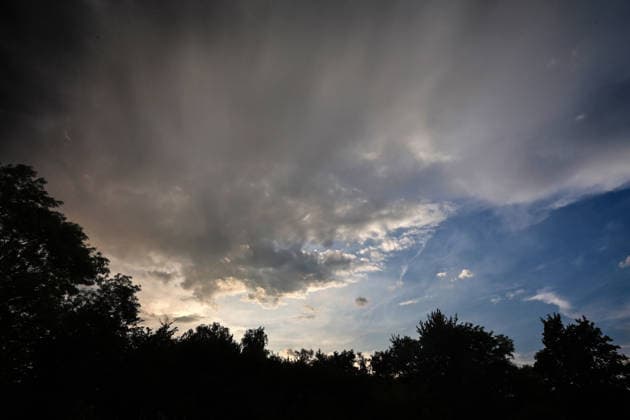 Starke Gewitter in der Stadt Vororte von Essen während einer starken Gewitterlage während einer Hitzewelle und laufender Warnung vor einem Unwetter aus Richtung Südwest.