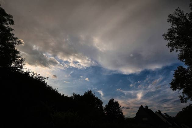 Starke Gewitter in der Stadt Vororte von Essen während einer starken Gewitterlage während einer Hitzewelle und laufender Warnung vor einem Unwetter aus Richtung Südwest.