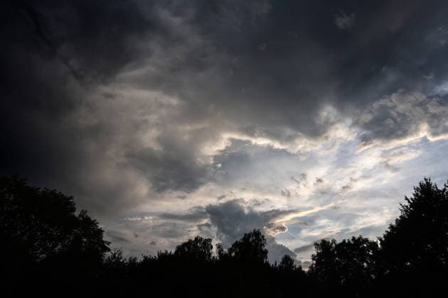 Starke Gewitter in der Stadt Vororte von Essen während einer starken Gewitterlage während einer Hitzewelle und laufender Warnung vor einem Unwetter aus Richtung Südwest.