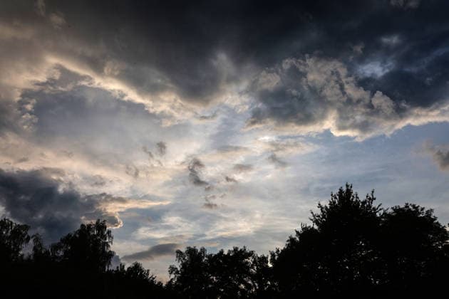 Starke Gewitter in der Stadt Vororte von Essen während einer starken Gewitterlage während einer Hitzewelle und laufender Warnung vor einem Unwetter aus Richtung Südwest.
