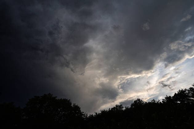 Starke Gewitter in der Stadt Vororte von Essen während einer starken Gewitterlage während einer Hitzewelle und laufender Warnung vor einem Unwetter aus Richtung Südwest.