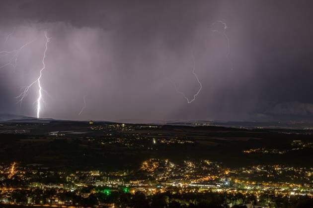 Blitzeinschlag über dem Rheintal bei Bad Godesberg und Wachtberg Blick vom Petersberg im Siebengebirge Richtung Westen: Ein Blitz schlägt bei einer Gewitterfront ein. Im Vordergrund der Rhein sowie die Orte Bonn-Mehlem, Bad Godesberg und Wachtberg, gut erkennbar das Radom des Fraunhofer-Instituts für Hochfrequenzphysik und Radartechnik (FHR) in Wachtberg-Berkum. Königswinter Nordrhein-Westfalen Deutschland Copyright: xMarcxJohnx