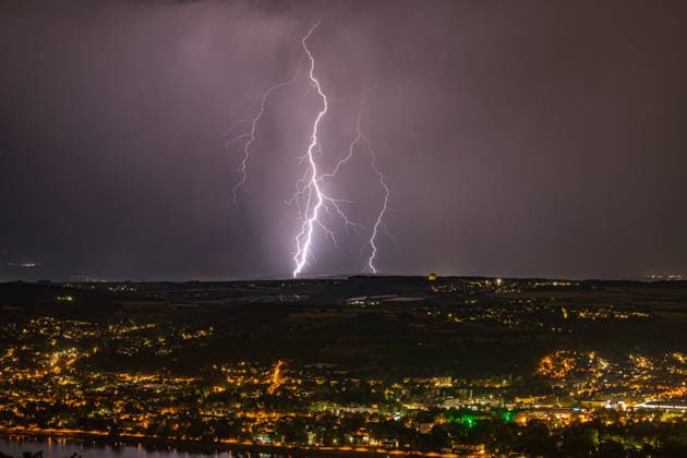 Blitzeinschlag über dem Rheintal bei Bad Godesberg und Wachtberg Blick vom Petersberg im Siebengebirge Richtung Westen: Ein Blitz schlägt bei einer Gewitterfront ein. Im Vordergrund der Rhein sowie die Orte Bonn-Mehlem, Bad Godesberg und Wachtberg, gut erkennbar das Radom des Fraunhofer-Instituts für Hochfrequenzphysik und Radartechnik (FHR) in Wachtberg-Berkum. Königswinter Nordrhein-Westfalen Deutschland Copyright: xMarcxJohnx