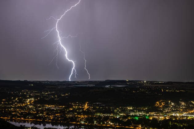 Blitzeinschlag über dem Rheintal bei Bad Godesberg und Wachtberg Blick vom Petersberg im Siebengebirge Richtung Westen: Ein Blitz schlägt bei einer Gewitterfront ein. Im Vordergrund der Rhein sowie die Orte Bonn-Mehlem, Bad Godesberg und Wachtberg, gut erkennbar das Radom des Fraunhofer-Instituts für Hochfrequenzphysik und Radartechnik (FHR) in Wachtberg-Berkum. Königswinter Nordrhein-Westfalen Deutschland Copyright: xMarcxJohnx