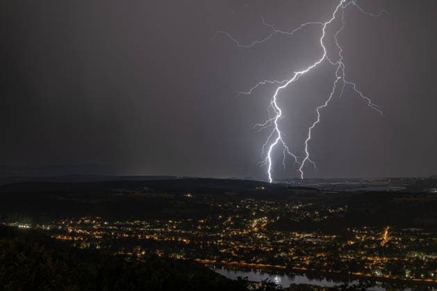 Blitzeinschlag über dem Rheintal bei Bad Godesberg und Wachtberg Blick vom Petersberg im Siebengebirge Richtung Westen: Mehrere Blitze schlagen bei einer Gewitterfront ein. Im Vordergrund der Rhein sowie die Orte Bonn-Mehlem, Bad Godesberg und Wachtberg. Königswinter Nordrhein-Westfalen Deutschland Copyright: xMarcxJohnx