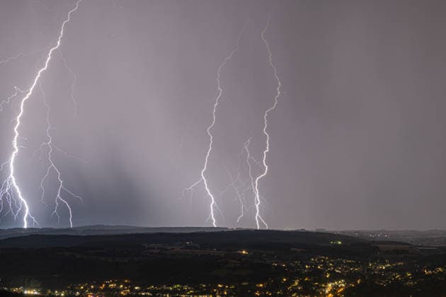 Blitzeinschlag über dem Rheintal bei Bad Godesberg und Wachtberg Blick vom Petersberg im Siebengebirge Richtung Westen: Mehrere Blitze schlagen bei einer Gewitterfront ein. Im Vordergrund Bonn-Mehlem, Bad Godesberg und Wachtberg, Königswinter Nordrhein-Westfalen Deutschland Copyright: xMarcxJohnx