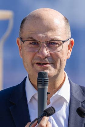 Baustart Cargo ‹Center 3 am Flughafen Nürnberg, Nürnberg, 04.08.2026 Albert Füracker, Bayerischer Staatsminister der Finanzen und für Heimat sowie Aufsichtsratsvorsitzender der Flughafen Nürnberg GmbH, spricht beim Baustart des neuen Cargo Centers 3 (CCN 3). Mit dem Neubau erweitert der Flughafen Nürnberg seinen Cargo-Bereich als Reaktion auf die anhaltend hohe Nachfrage nach Logistikflächen. Nürnberg Flughafen Bayern Deutschland
