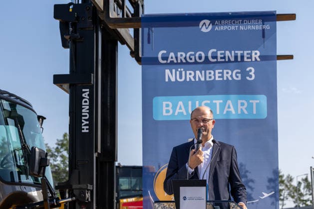 Baustart Cargo ‹Center 3 am Flughafen Nürnberg, Nürnberg, 04.08.2026 Albert Füracker, Bayerischer Staatsminister der Finanzen und für Heimat sowie Aufsichtsratsvorsitzender der Flughafen Nürnberg GmbH, spricht beim Baustart des neuen Cargo Centers 3 (CCN 3). Mit dem Neubau erweitert der Albrecht Dürer Airport Nürnberg seinen Cargo-Bereich und reagiert auf die anhaltend hohe Nachfrage nach Logistikflächen. Nürnberg Flughafen Bayern Deutschland