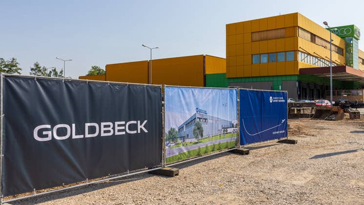 Baustart Cargo ‹Center 3 am Flughafen Nürnberg, Nürnberg, 04.08.2026 Bauzäune mit Sichtschutzbannern der Firma Goldbeck markieren den Baubeginn des neuen Cargo Centers 3 (CCN 3) am Flughafen Nürnberg. Mit dem Neubau reagiert der Flughafen auf die anhaltend hohe Nachfrage nach Logistikflächen. Nürnberg Flughafen Bayern Deutschland