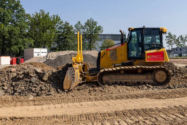 Baustart Cargo ‹Center 3 am Flughafen Nürnberg, Nürnberg, 04.08.2026 Eine Planierraupe des Typs Hagedorn R 32T schiebt auf einer Baustelle Erdreich und Schutt zusammen. Die Aufnahme entstand zum Baustart des neuen Cargo Centers 3 (CCN 3) am Flughafen Nürnberg, mit dem auf die hohe Nachfrage nach Logistikflächen reagiert wird. Nürnberg Flughafen Bayern Deutschland