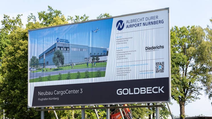 Baustart Cargo ‹Center 3 am Flughafen Nürnberg, Nürnberg, 04.08.2026 Ein Werbeschild kündigt den Neubau des Cargo Centers 3 (CCN 3) am Albrecht Dürer Airport Nürnberg an. Mit dem Projekt der Firmen Diederichs und Goldbeck reagiert der Flughafen auf die anhaltend hohe Nachfrage nach Logistikflächen. Nürnberg Flughafen Bayern Deutschland