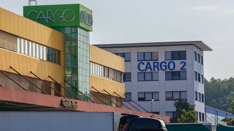 Baustart Cargo ‹Center 3 am Flughafen Nürnberg, Nürnberg, 04.08.2026 Der Flughafen Nürnberg erweitert seinen Cargo-Bereich und startet mit dem Bau des neuen Cargo Centers 3 (CCN 3). Im Vordergrund ist das Cargo Center 1, im Hintergrund das Cargo Center 2 zu sehen. Mit dem Neubau reagiert der Flughafen auf die anhaltend hohe Nachfrage nach Logistikflächen. Nürnberg Flughafen Bayern Deutschland