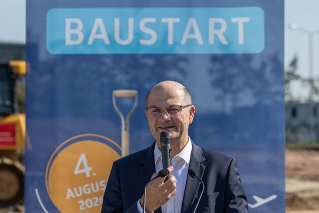 Baustart Cargo ‹Center 3 am Flughafen Nürnberg, Nürnberg, 04.08.2026 Albert Füracker, Bayerischer Staatsminister der Finanzen und für Heimat sowie Aufsichtsratsvorsitzender der Flughafen Nürnberg GmbH, spricht beim Baustart des neuen Cargo Centers 3 (CCN 3). Mit dem Neubau reagiert der Flughafen auf die anhaltend hohe Nachfrage nach Logistikflächen. Nürnberg Flughafen Bayern Deutschland