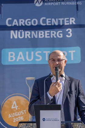 Baustart Cargo ‹Center 3 am Flughafen Nürnberg, Nürnberg, 04.08.2026 Albert Füracker, Bayerischer Staatsminister der Finanzen und für Heimat sowie Aufsichtsratsvorsitzender der Flughafen Nürnberg GmbH, spricht beim Baustart des neuen Cargo Centers Nürnberg 3 (CCN 3). Mit dem Neubau reagiert der Albrecht Dürer Airport Nürnberg auf die anhaltend hohe Nachfrage nach Logistikflächen. Nürnberg Flughafen Bayern Deutschland