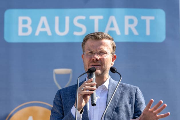 Baustart Cargo ‹Center 3 am Flughafen Nürnberg, Nürnberg, 04.08.2026 Marcus König, Oberbürgermeister der Stadt Nürnberg und stellvertretender Aufsichtsratsvorsitzender, spricht bei der Auftaktveranstaltung zum Bau des neuen Cargo Centers 3 (CCN 3) am Flughafen Nürnberg. Mit dem Neubau reagiert der Flughafen auf die anhaltend hohe Nachfrage nach Logistikflächen. Nürnberg Flughafen Bayern Deutschland