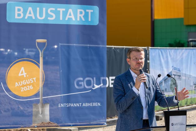 Baustart Cargo ‹Center 3 am Flughafen Nürnberg, Nürnberg, 04.08.2026 Marcus König, Oberbürgermeister der Stadt Nürnberg und stellvertretender Aufsichtsratsvorsitzender, spricht beim Baustart des neuen Cargo Centers 3 (CCN 3) am Flughafen Nürnberg. Mit dem Neubau reagiert der Flughafen auf die anhaltend hohe Nachfrage nach Logistikflächen. Nürnberg Flughafen Bayern Deutschland