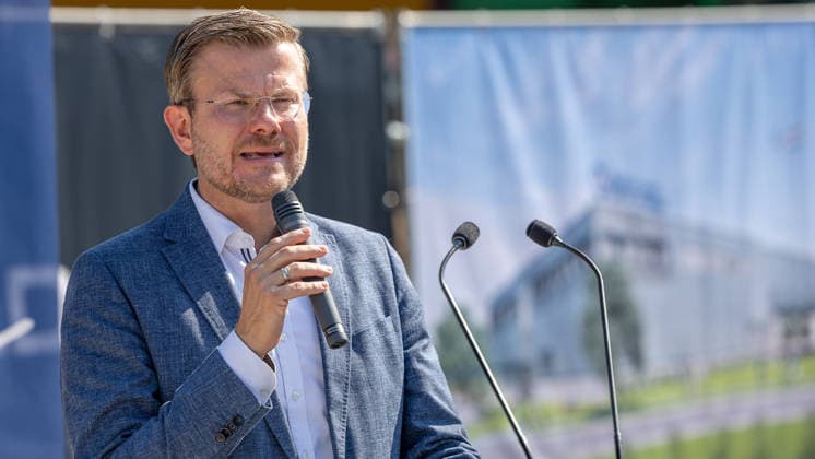 Baustart Cargo ‹Center 3 am Flughafen Nürnberg, Nürnberg, 04.08.2026 Marcus König, Oberbürgermeister der Stadt Nürnberg und stellvertretender Aufsichtsratsvorsitzender, spricht anlässlich des Baustarts für das neue Cargo Center 3 (CCN 3) am Flughafen Nürnberg. Mit dem Neubau reagiert der Flughafen auf die anhaltend hohe Nachfrage nach Logistikflächen. Nürnberg Flughafen Bayern Deutschland