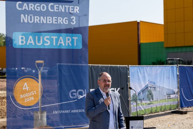 Baustart Cargo ‹Center 3 am Flughafen Nürnberg, Nürnberg, 04.08.2026 Niederlassungsleiter Ringo Haritz von der GOLDBECK Ost GmbH spricht beim Baustart des neuen Cargo Centers 3 (CCN 3) am Flughafen Nürnberg. Mit dem Neubau reagiert der Flughafen auf die anhaltend hohe Nachfrage nach Logistikflächen. Nürnberg Flughafen Bayern Deutschland