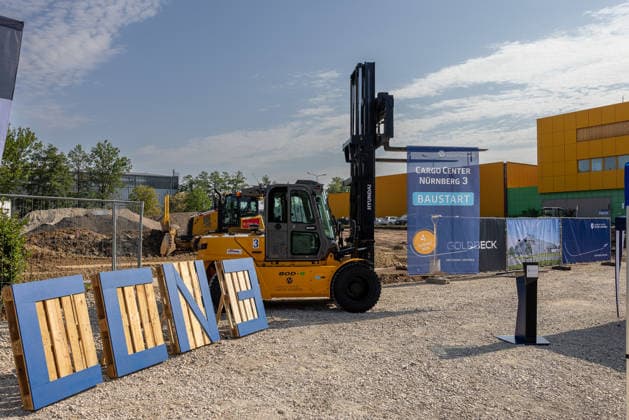 Baustart Cargo ‹Center 3 am Flughafen Nürnberg, Nürnberg, 04.08.2026 Baustart für das neue Cargo Center Nürnberg 3 (CCN 3) am Flughafen Nürnberg. Mit dem Neubau reagiert der Airport auf die anhaltend hohe Nachfrage nach Logistikflächen. Ein Gabelstapler steht auf der Baustelle vor einem Banner mit dem Schriftzug Baustart. Nürnberg Flughafen Bayern Deutschland