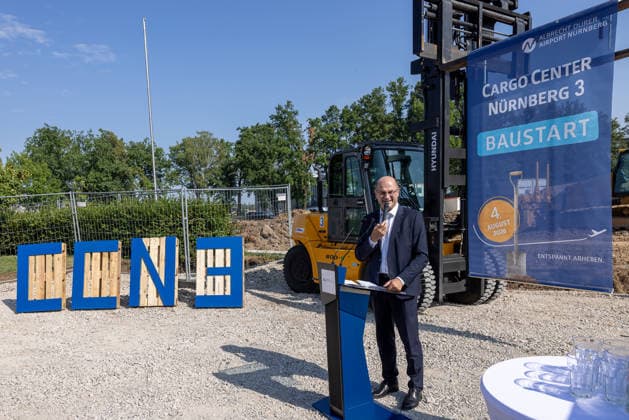 Baustart Cargo ‹Center 3 am Flughafen Nürnberg, Nürnberg, 04.08.2026 Albert Füracker, Bayerischer Staatsminister der Finanzen und für Heimat sowie Aufsichtsratsvorsitzender der Flughafen Nürnberg GmbH, spricht beim Baustart des neuen Cargo Centers 3 (CCN 3) am Rednerpult. Mit dem Neubau reagiert der Flughafen Nürnberg auf die anhaltend hohe Nachfrage nach Logistikflächen. Nürnberg Flughafen Bayern Deutschland