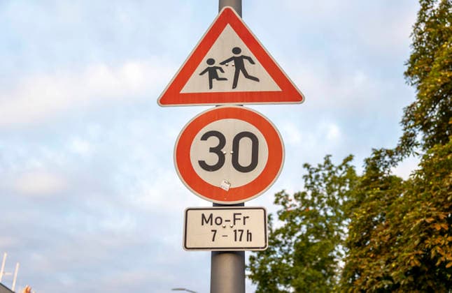 Symbolbild zum Thema Schulkinder im Strassenverkehr. Berlin, 03.08.2026. Berlin Deutschland Copyright: xYonaxElsnerx