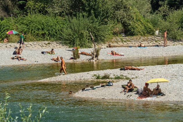 Niedrigwasser an der Isar: bei einem Pegelstand von 90 Zentimetern haben sich die Kiesbänke am Münchner Flaucher vergrößert, Badende genießen das Sommerwetter, Problem Trockenheit, München, 4. August 2026 Deutschland, München, 4. August 2026, Niedrigwasser an der Isar: bei einem Pegelstand von 90 Zentimetern haben sich die Kiesbänke am Münchner Flaucher vergrößert, sie werden sichtbarer, Badende genießen das Sommerwetter und kühlen sich bei Temperaturen von 33 Grad im Wasser ab, die Trockenheit der letzten Monate macht sich bemerkbar, sommerliches heißes Wetter, zu wenig Regen, schönes Wetter, Sommer, Sonnenschein, Rekordhitze, Hitzewelle, Bayern,