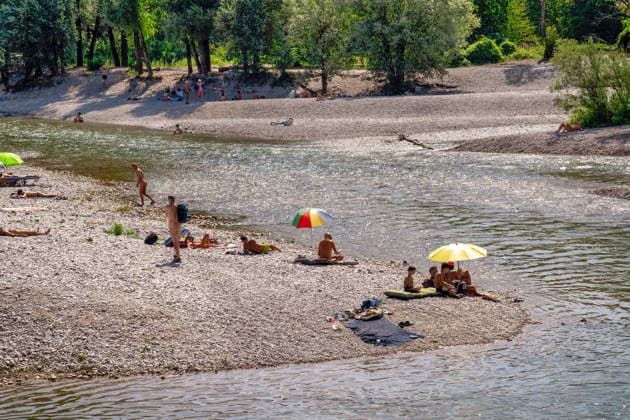 Niedrigwasser an der Isar: bei einem Pegelstand von 90 Zentimetern haben sich die Kiesbänke am Münchner Flaucher vergrößert, Badende genießen das Sommerwetter, Problem Trockenheit, München, 4. August 2026 Deutschland, München, 4. August 2026, Niedrigwasser an der Isar: bei einem Pegelstand von 90 Zentimetern haben sich die Kiesbänke am Münchner Flaucher vergrößert, sie werden sichtbarer, Badende genießen das Sommerwetter und kühlen sich bei Temperaturen von 33 Grad im Wasser ab, die Trockenheit der letzten Monate macht sich bemerkbar, sommerliches heißes Wetter, zu wenig Regen, schönes Wetter, Sommer, Sonnenschein, Rekordhitze, Hitzewelle, Bayern,