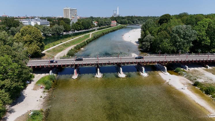 Ein Sommertag in der Landeshauptstadt München. Hier der Blick auf die Thalkirchner Brücke, Straßenbrücke über die Isar und den parallel verlaufenden Isar-Werkkanal wird ab 2027 für 2 Jahre gesperrt, wegen Sanierung, Instalthaltung, Stau, Umfahrung, Stadtviertel, Tierpark, Anwohner aufgebracht