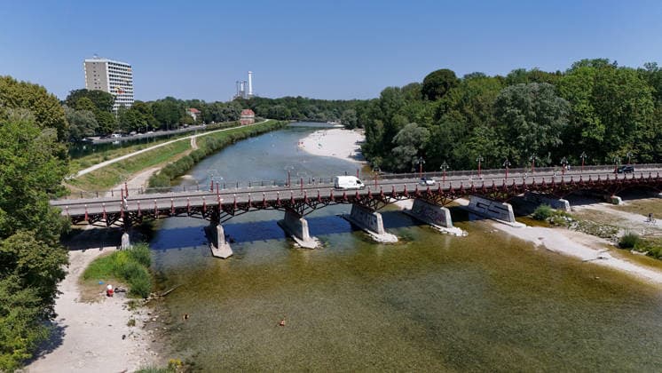 Ein Sommertag in der Landeshauptstadt München. Hier der Blick auf die Thalkirchner Brücke, Straßenbrücke über die Isar und den parallel verlaufenden Isar-Werkkanal wird ab 2027 für 2 Jahre gesperrt, wegen Sanierung, Instalthaltung, Stau, Umfahrung, Stadtviertel, Tierpark, Anwohner aufgebracht