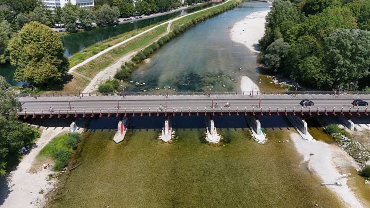 Ein Sommertag in der Landeshauptstadt München. Hier der Blick auf die Thalkirchner Brücke, Straßenbrücke über die Isar und den parallel verlaufenden Isar-Werkkanal wird ab 2027 für 2 Jahre gesperrt, wegen Sanierung, Instalthaltung, Stau, Umfahrung, Stadtviertel, Tierpark, Anwohner aufgebracht