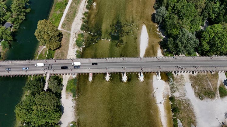 Ein Sommertag in der Landeshauptstadt München. Hier der Blick auf die Thalkirchner Brücke, Straßenbrücke über die Isar und den parallel verlaufenden Isar-Werkkanal wird ab 2027 für 2 Jahre gesperrt, wegen Sanierung, Instalthaltung, Stau, Umfahrung, Stadtviertel, Tierpark, Anwohner aufgebracht