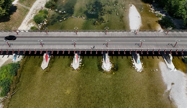 Ein Sommertag in der Landeshauptstadt München. Hier der Blick auf die Thalkirchner Brücke, Straßenbrücke über die Isar und den parallel verlaufenden Isar-Werkkanal wird ab 2027 für 2 Jahre gesperrt, wegen Sanierung, Instalthaltung, Stau, Umfahrung, Stadtviertel, Tierpark, Anwohner aufgebracht