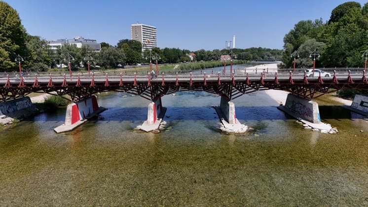 Ein Sommertag in der Landeshauptstadt München. Hier der Blick auf die Thalkirchner Brücke, Straßenbrücke über die Isar und den parallel verlaufenden Isar-Werkkanal wird ab 2027 für 2 Jahre gesperrt, wegen Sanierung, Instalthaltung, Stau, Umfahrung, Stadtviertel, Tierpark, Anwohner aufgebracht