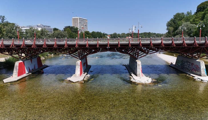 Ein Sommertag in der Landeshauptstadt München. Hier der Blick auf die Thalkirchner Brücke, Straßenbrücke über die Isar und den parallel verlaufenden Isar-Werkkanal wird ab 2027 für 2 Jahre gesperrt, wegen Sanierung, Instalthaltung, Stau, Umfahrung, Stadtviertel, Tierpark, Anwohner aufgebracht