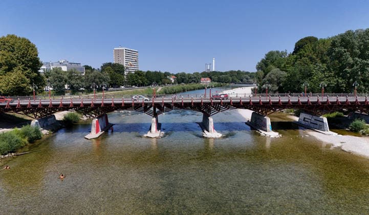 Ein Sommertag in der Landeshauptstadt München. Hier der Blick auf die Thalkirchner Brücke, Straßenbrücke über die Isar und den parallel verlaufenden Isar-Werkkanal wird ab 2027 für 2 Jahre gesperrt, wegen Sanierung, Instalthaltung, Stau, Umfahrung, Stadtviertel, Tierpark, Anwohner aufgebracht