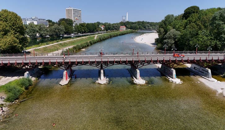 Ein Sommertag in der Landeshauptstadt München. Hier der Blick auf die Thalkirchner Brücke, Straßenbrücke über die Isar und den parallel verlaufenden Isar-Werkkanal wird ab 2027 für 2 Jahre gesperrt, wegen Sanierung, Instalthaltung, Stau, Umfahrung, Stadtviertel, Tierpark, Anwohner aufgebracht