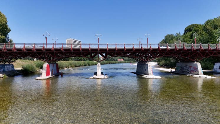 Ein Sommertag in der Landeshauptstadt München. Hier der Blick auf die Thalkirchner Brücke, Straßenbrücke über die Isar und den parallel verlaufenden Isar-Werkkanal wird ab 2027 für 2 Jahre gesperrt, wegen Sanierung, Instalthaltung, Stau, Umfahrung, Stadtviertel, Tierpark, Anwohner aufgebracht