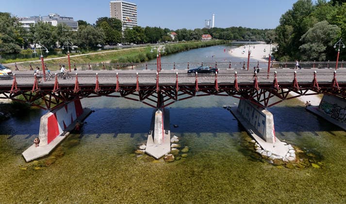 Ein Sommertag in der Landeshauptstadt München. Hier der Blick auf die Thalkirchner Brücke, Straßenbrücke über die Isar und den parallel verlaufenden Isar-Werkkanal wird ab 2027 für 2 Jahre gesperrt, wegen Sanierung, Instalthaltung, Stau, Umfahrung, Stadtviertel, Tierpark, Anwohner aufgebracht