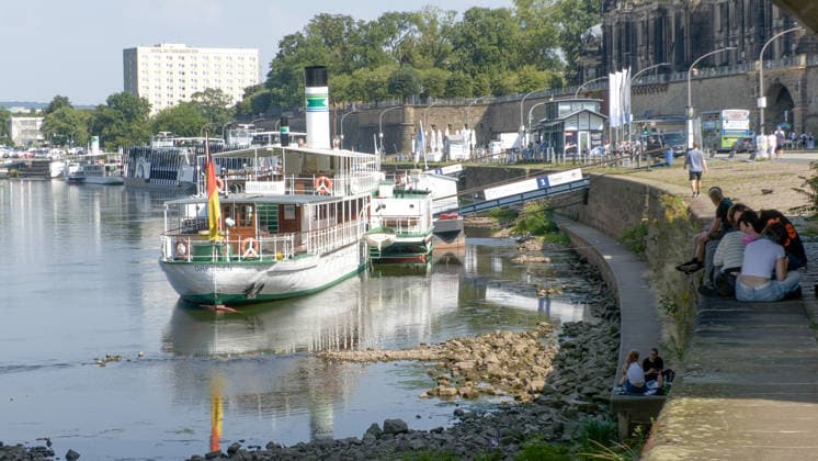 Die Pegel sinken weiter. Anhaltende Trockenheit verschärft das Niedrigwasser an den deutschen Flüssen weiter. Betroffen ist auch die Elbe bei Dresden. In Dresden zeigte die Pegelanzeige am Dienstagnachmittag nur noch 40 cm an. Die Dampfschifffahrt steht fast komplett still und sitzt auf dem Trockenen. Einheimische gehen mitten in der Elbe, auf kleinen Inseln, baden. Dort, wo eigentlich die Elbe entlang fließt, ist mittlerweile viel Wildwuchs entstanden. Und auch aus Tschechien kommt kaum Wasser nach. Die Situation wird mit Tag zu Tag immer dramatischer. Dresden Sachsen Deutschland